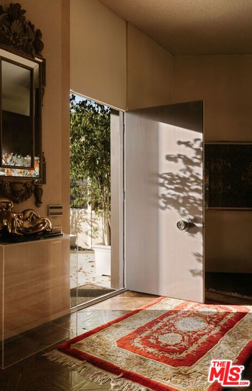 1058 N Hillcrest Road, Beverly Hills, CA 90210 — photo 4