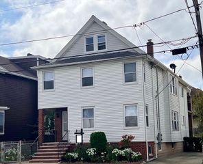12 Wellesley St, Medford, MA 02155
