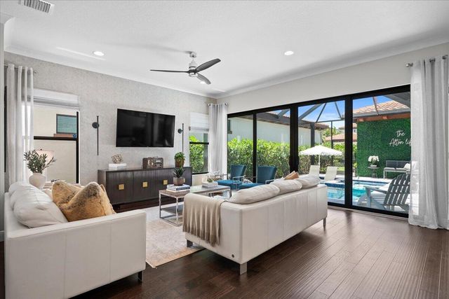 8039 Hobbes Way, Palm Beach Gardens, FL 33418