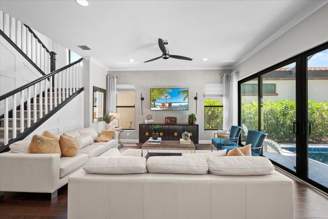 8039 Hobbes Way, Palm Beach Gardens, FL 33418