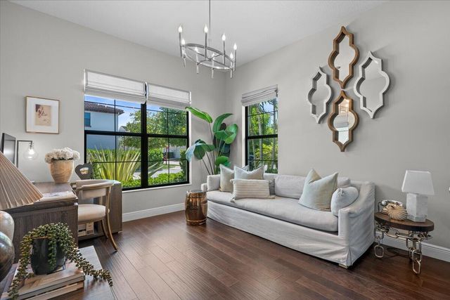 8039 Hobbes Way, Palm Beach Gardens, FL 33418