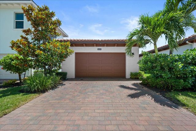 8039 Hobbes Way, Palm Beach Gardens, FL 33418