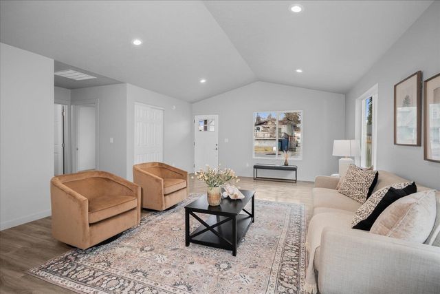 820 E Crown Ave, Spokane, WA 99207