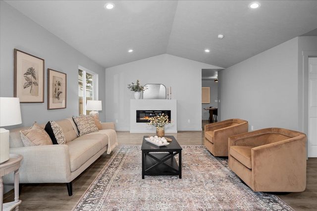 820 E Crown Ave, Spokane, WA 99207