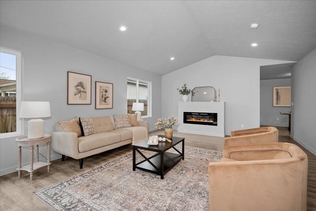 820 E Crown Ave, Spokane, WA 99207