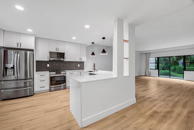 6670 VILLA SONRISA Drive 213, Boca Raton, FL 33433