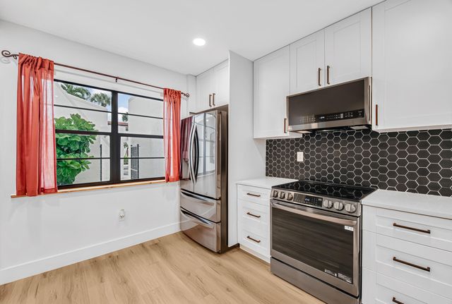 6670 VILLA SONRISA Drive 213, Boca Raton, FL 33433