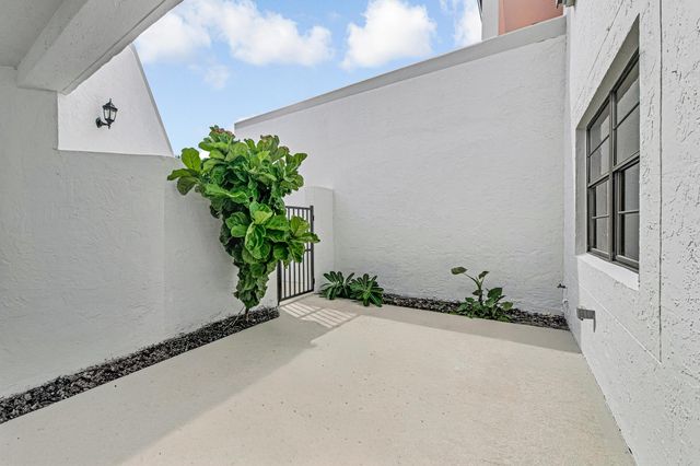 6670 VILLA SONRISA Drive 213, Boca Raton, FL 33433