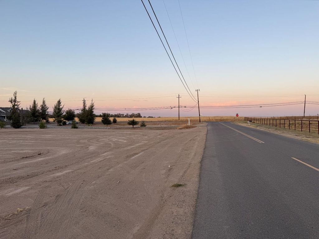 Image 2 of property listing at 35955 Bonadelle Avenue, Madera, CA 93636