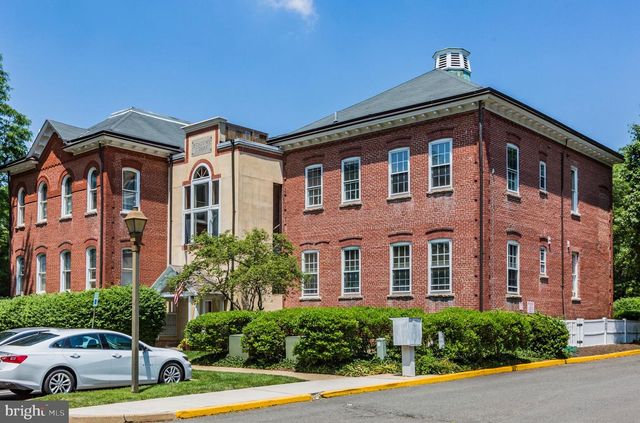 5 ACADEMY CT, Pennington, NJ 08534