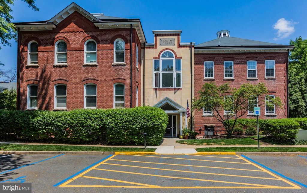 5 ACADEMY CT, Pennington, NJ 08534