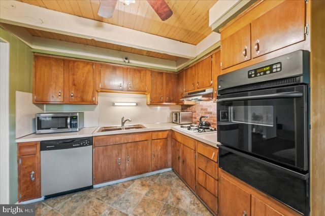10 NEW LISBON RD, Pemberton, NJ 08068