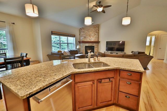 1122 Willow Run, Verona, WI 53593