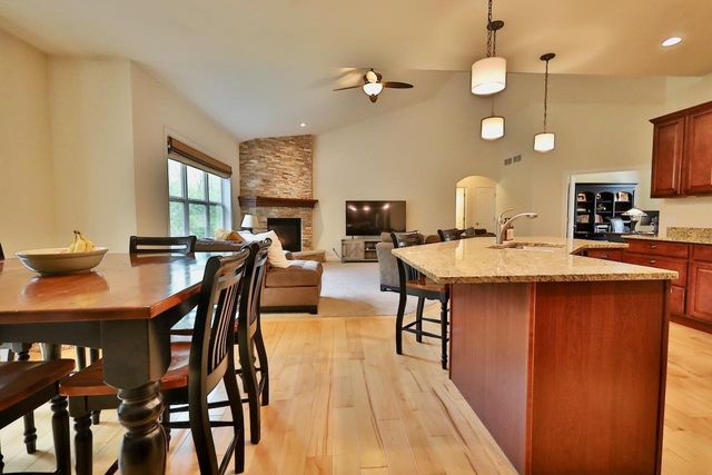 1122 Willow Run, Verona, WI 53593