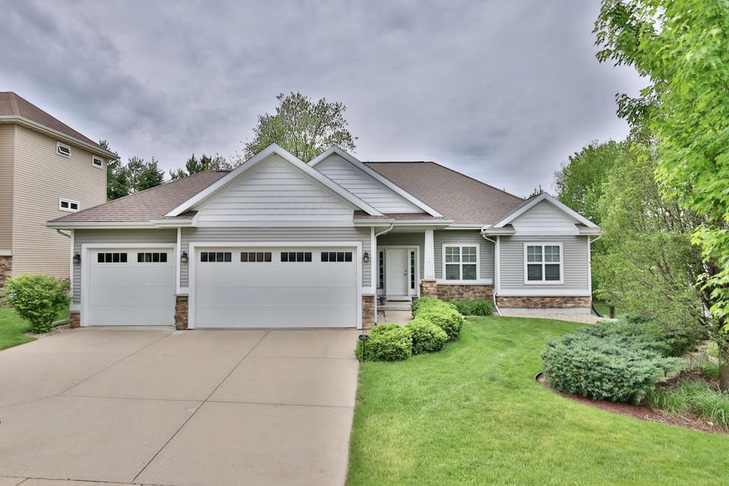 1122 Willow Run, Verona, WI 53593