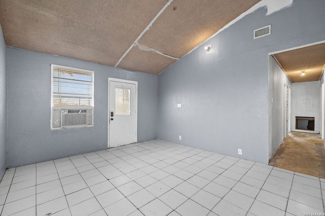 844 County Road 6846, Lytle, TX 78052