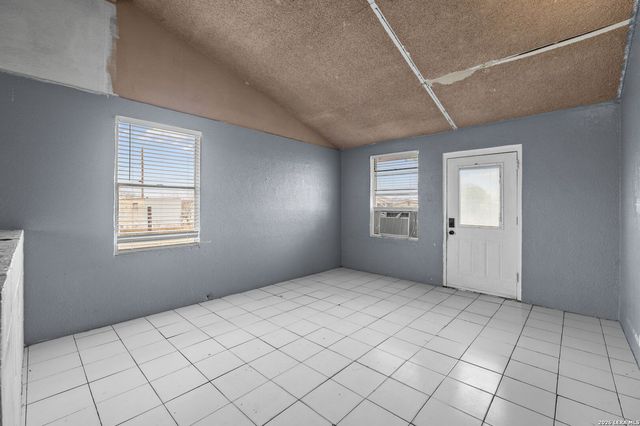 844 County Road 6846, Lytle, TX 78052