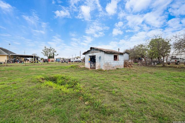 844 County Road 6846, Lytle, TX 78052