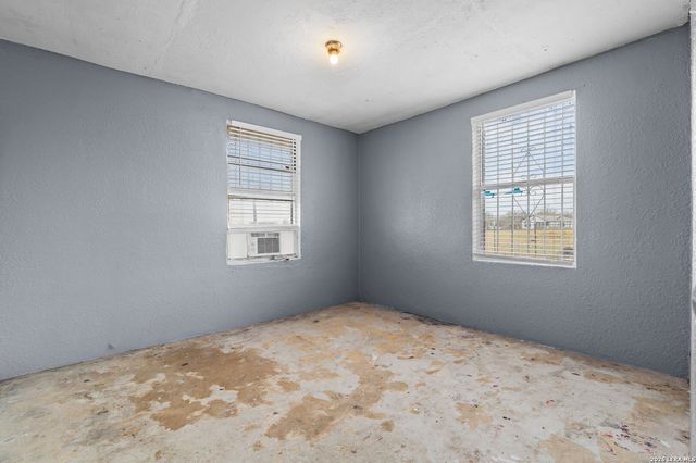 844 County Road 6846, Lytle, TX 78052