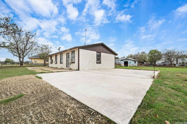 844 County Road 6846, Lytle, TX 78052