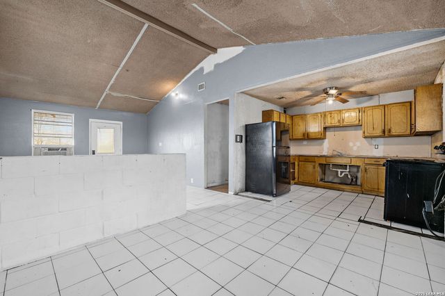 844 County Road 6846, Lytle, TX 78052