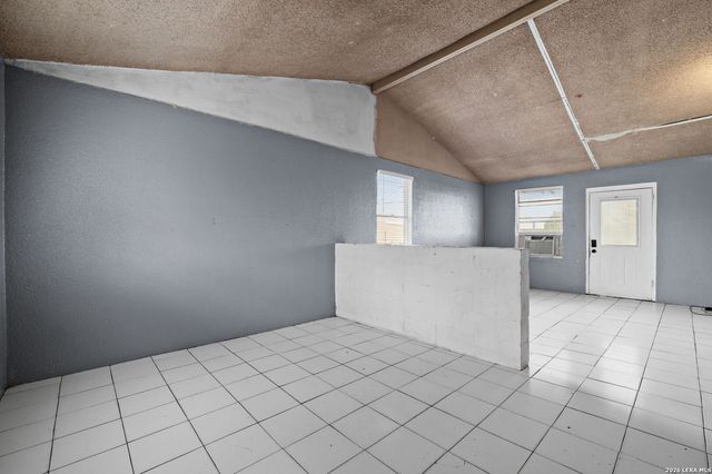 844 County Road 6846, Lytle, TX 78052