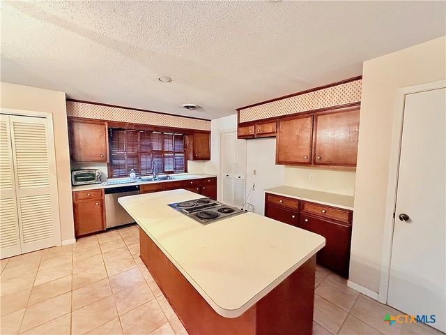 207 Navajo Drive, Victoria, TX 77904
