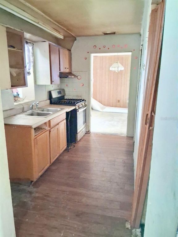 Image 3 of property listing at 1621 SE 15TH AVENUE, Gainesville, FL 32641