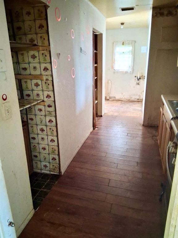 Image 4 of property listing at 1621 SE 15TH AVENUE, Gainesville, FL 32641