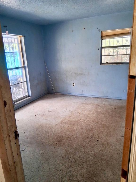 Image 7 of property listing at 1621 SE 15TH AVENUE, Gainesville, FL 32641