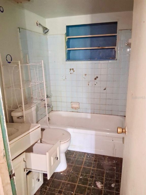 Image 8 of property listing at 1621 SE 15TH AVENUE, Gainesville, FL 32641