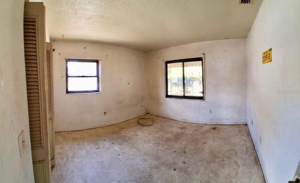 Image 9 of property listing at 1621 SE 15TH AVENUE, Gainesville, FL 32641