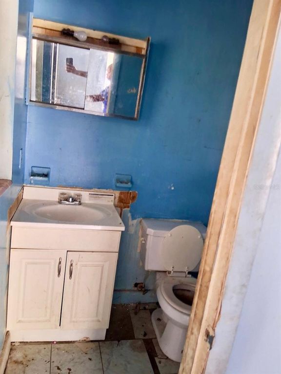 Image 10 of property listing at 1621 SE 15TH AVENUE, Gainesville, FL 32641