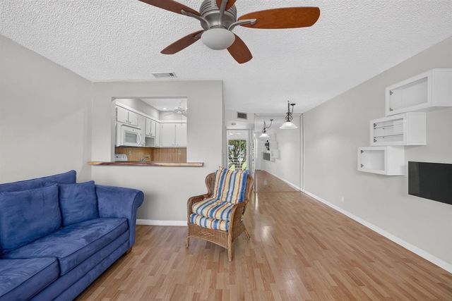 9141 Sunrise Lakes Boulevard 210, Sunrise, FL 33322