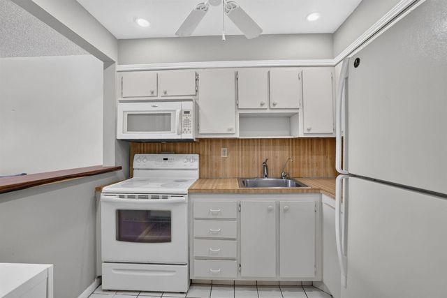 9141 Sunrise Lakes Boulevard 210, Sunrise, FL 33322