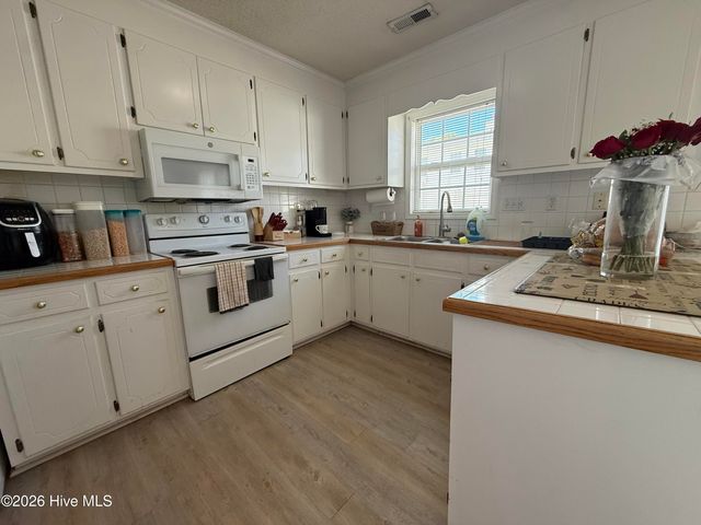 3835 Sterling Pointe Drive Rr5, Winterville, NC 28590