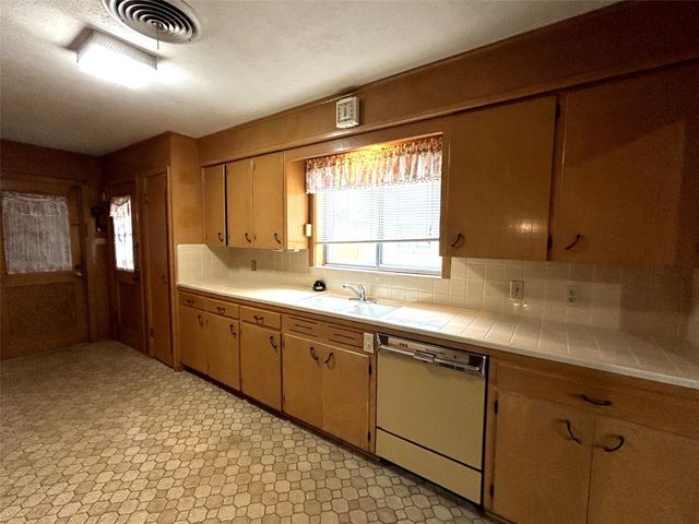 1902 Gillette Street, Baytown, TX 77520