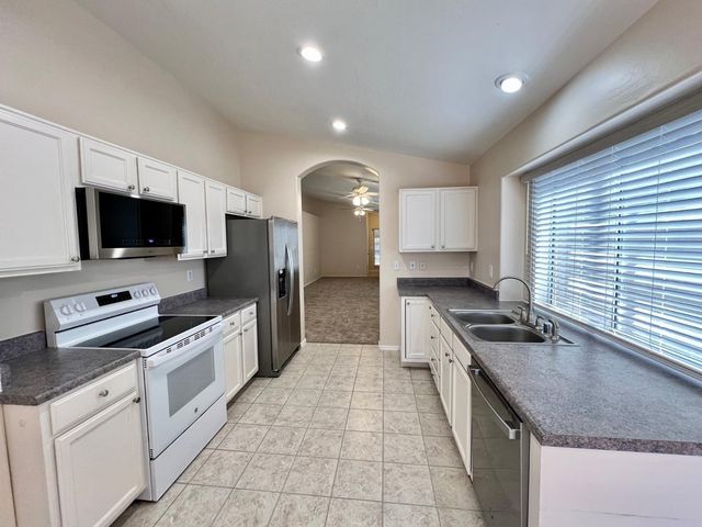 1325 E Cathedral Rock Drive, Phoenix, AZ 85048