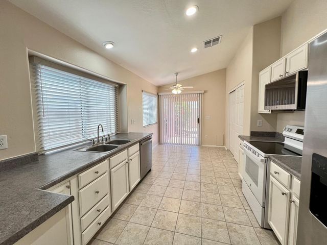 1325 E Cathedral Rock Drive, Phoenix, AZ 85048