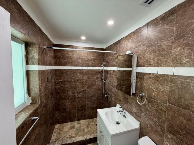 1652 NE 33rd Street B, Oakland Park, FL 33334