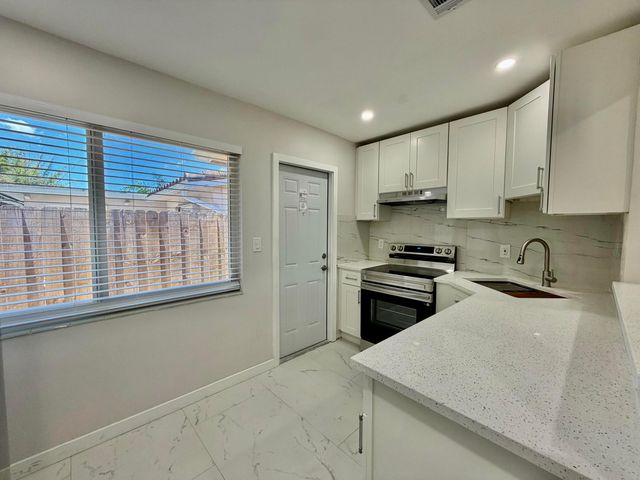 1652 NE 33rd Street B, Oakland Park, FL 33334
