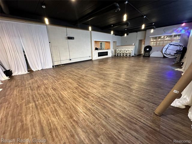 21562 Schoolcraft, Detroit, MI 48223