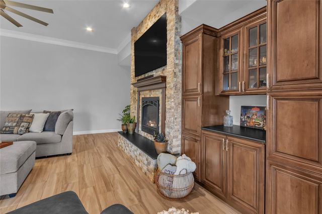 403 Old Orchard Way, Dickinson, TX 77539