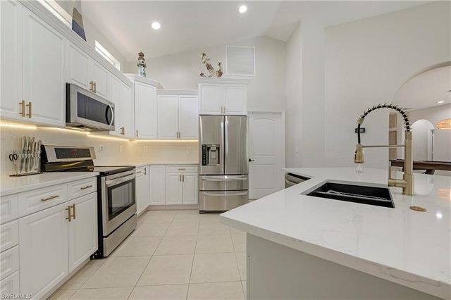 1020 Tivoli LN, Naples, FL 34104