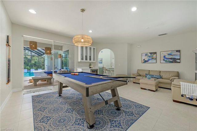 1020 Tivoli LN, Naples, FL 34104