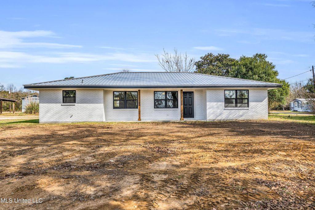 19 W Union Road, Carriere, MS 39426