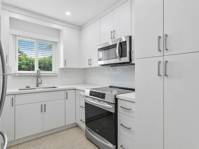 17320 NW 80th Avenue, Hialeah, FL 33015