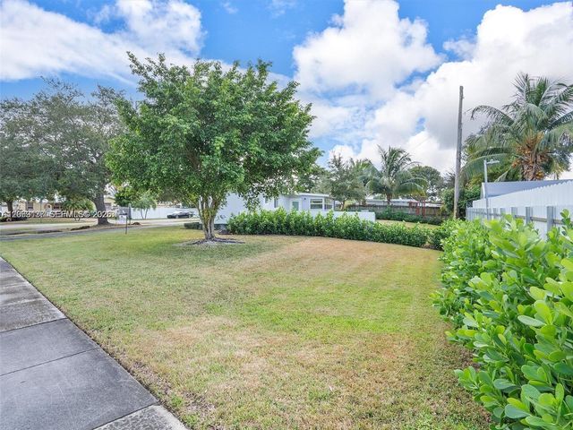 17320 NW 80th Avenue, Hialeah, FL 33015