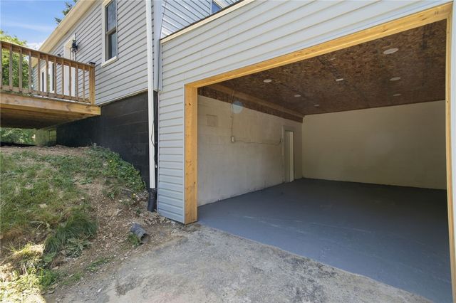 985 Blackhawk Rd, Beaver Falls, PA 15010