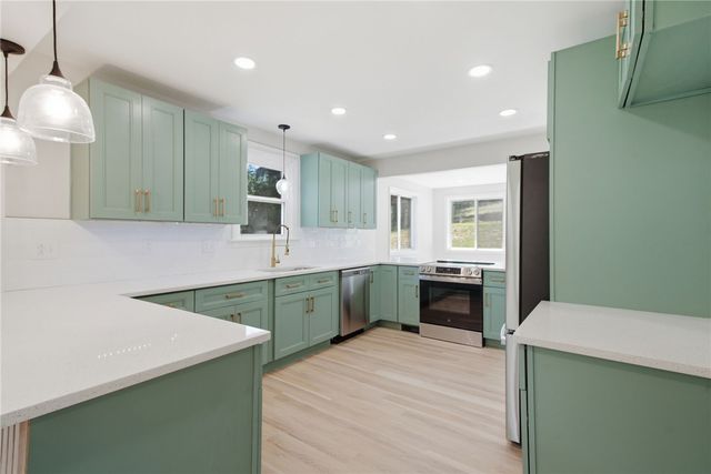 985 Blackhawk Rd, Beaver Falls, PA 15010